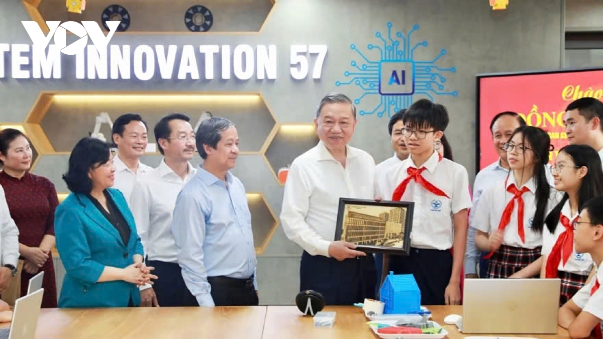 Party leader requests hastening digital transformation in education